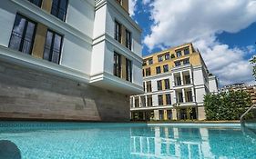 Brand New Apartment With Outdoor Swimming Pool